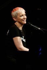 800px-Annie_Lennox_SING_campaign,_Vienna_2010_b.jpg